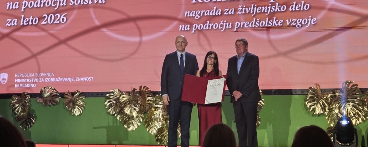 Romana Epih na odru s priznanjem za življenjsko delo na področju predšolske vzgoje ob podelitvi državnih nagrad na področju šolstva za leto 2026.
