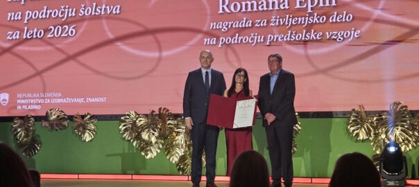 Romana Epih na odru s priznanjem za življenjsko delo na področju predšolske vzgoje ob podelitvi državnih nagrad na področju šolstva za leto 2026.
